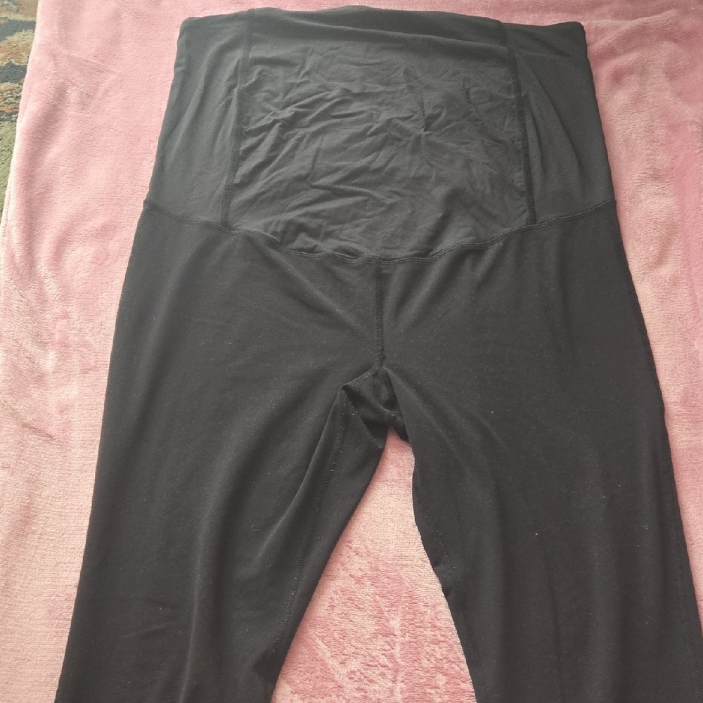 Isabel Maternity by Ingrid & Isabel Black Capri Leggings
